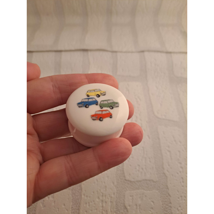 Pillendoosje met vier Mini Coopers, porselein D4.5xH2.5cm - handgemaakt