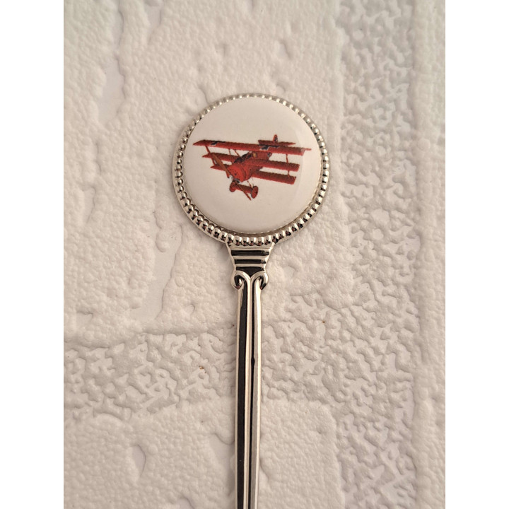 Metaal thee-koffie lepeltje Fokker DR1 Rode baron op het porselein rondje  - Verzamelobject