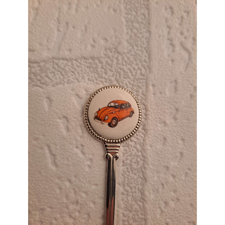 Metaal thee-koffie lepeltje oranje Volkswagen kever op het porselein rondje  - Verzamelobject