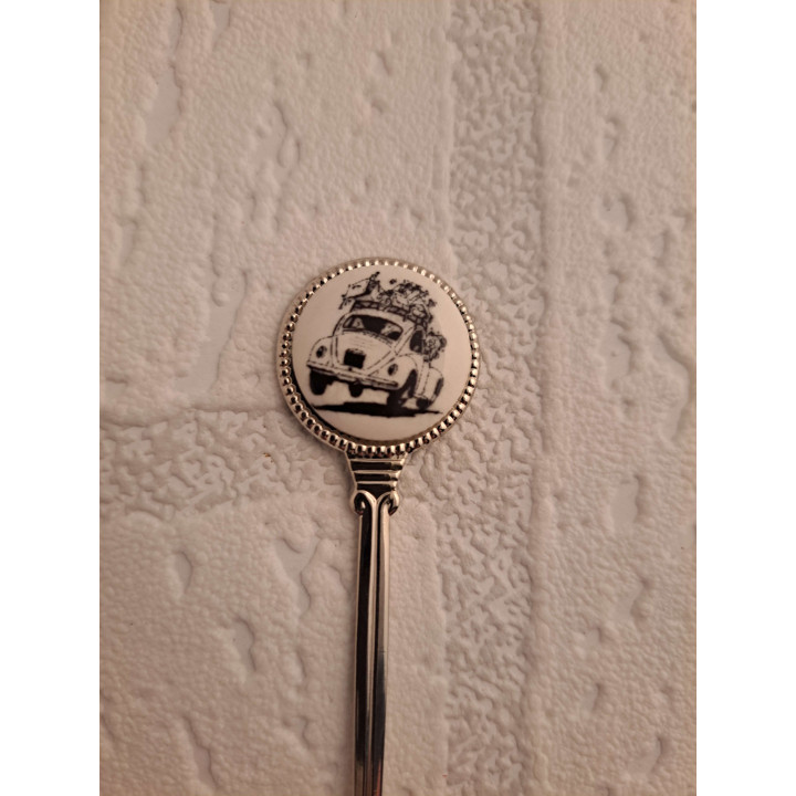 Metaal thee-koffie lepeltje zwart Volkswagen kever op het porselein rondje  - Verzamelobject