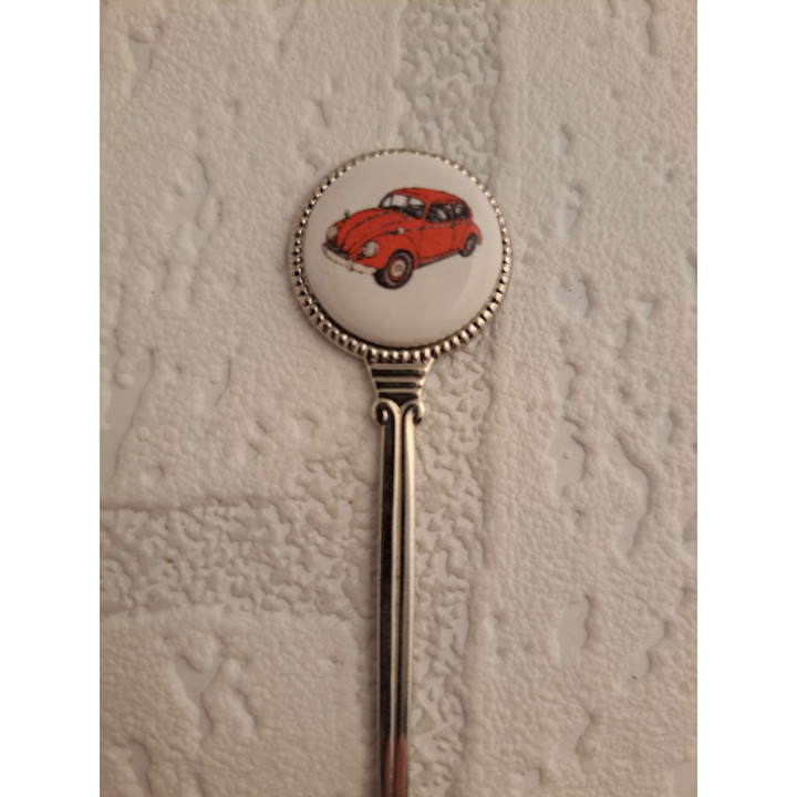 Metaal thee-koffie lepeltje rode Volkswagen kever op het porselein rondje  - Verzamelobject