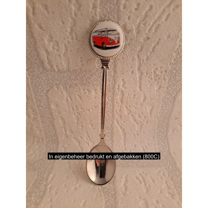 Theelepeltje met rode Volkswagen bus, porselein en metaal