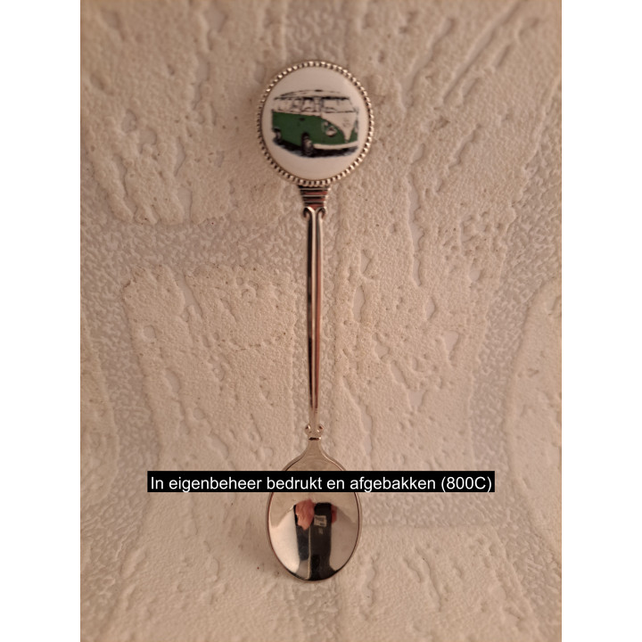 Theelepeltje met groene Volkswagen bus, porselein en metaal