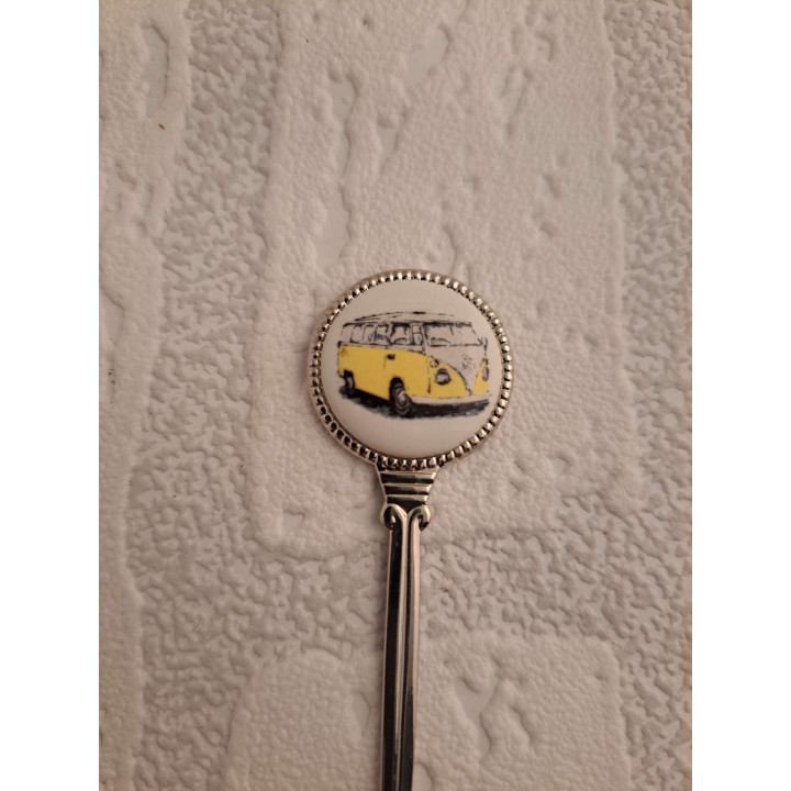 Theelepeltje met gele Volkswagen bus, porselein en metaal  - Verzamelobject