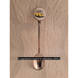 Theelepeltje met gele Volkswagen bus, porselein en metaal