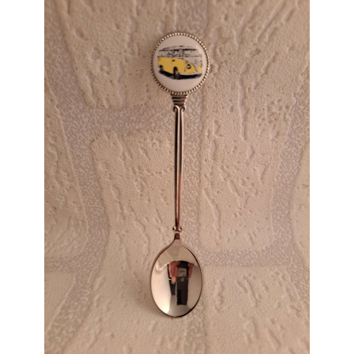 Theelepeltje met gele Volkswagen bus, porselein en metaal  - Verzamelobject