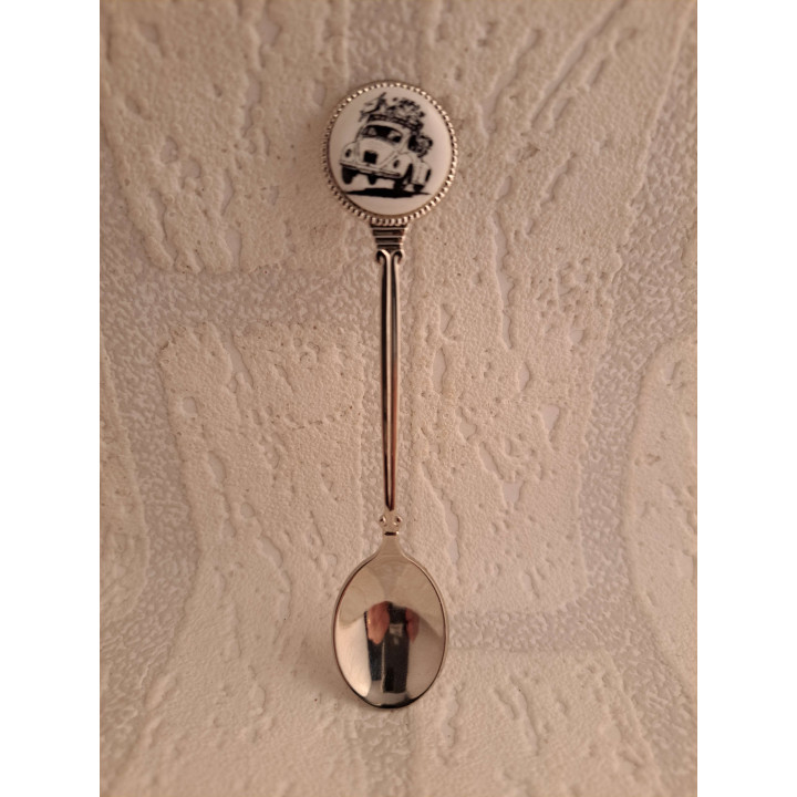 Metaal thee-koffie lepeltje zwart Volkswagen kever op het porselein rondje  - Verzamelobject