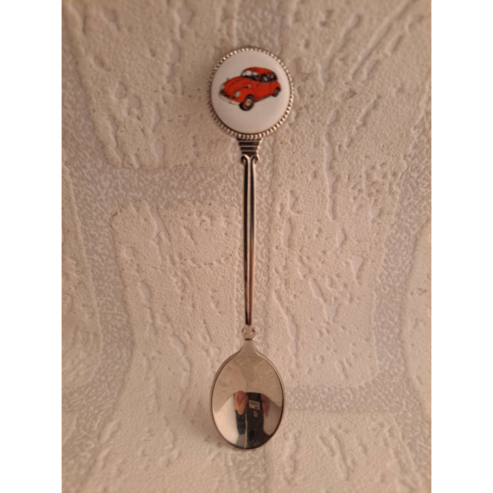 Metaal thee-koffie lepeltje rode Volkswagen kever op het porselein rondje  - Verzamelobject