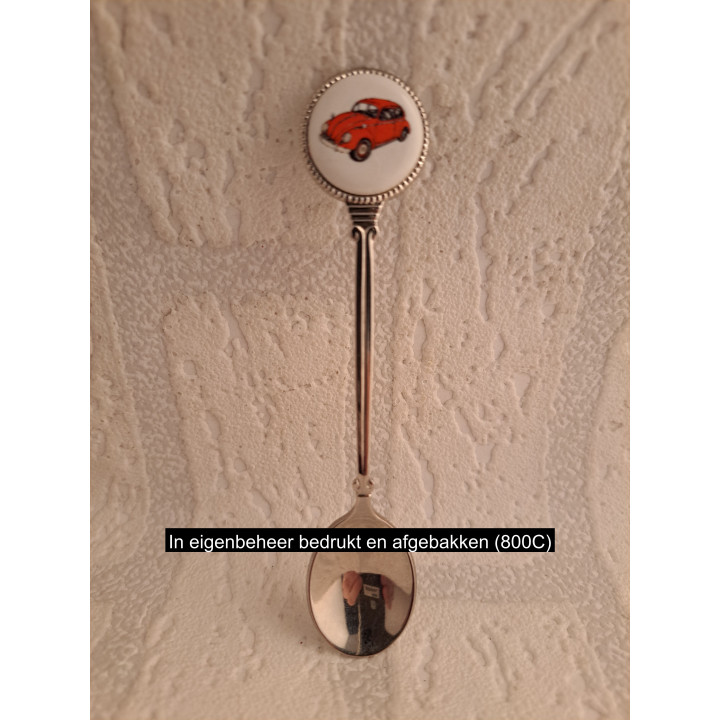 Metaal thee-koffie lepeltje rode Volkswagen kever op het porselein rondje