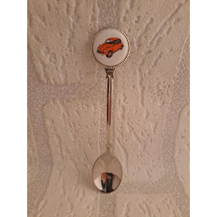 Metaal thee-koffie lepeltje oranje Volkswagen kever op het porselein rondje  - Verzamelobject