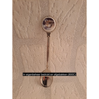 Metaal thee-koffie lepeltje Wolf op het porselein rondje