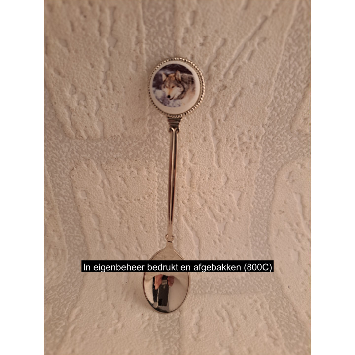 Metaal thee-koffie lepeltje Wolf op het porselein rondje