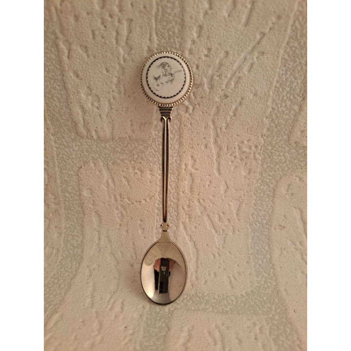 Metaal theelepeltje sterrenbeeld steenbok op porselein rondje - Verzamelobject