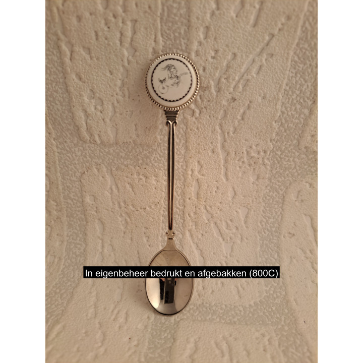 Metaal theelepeltje sterrenbeeld steenbok op porselein rondje