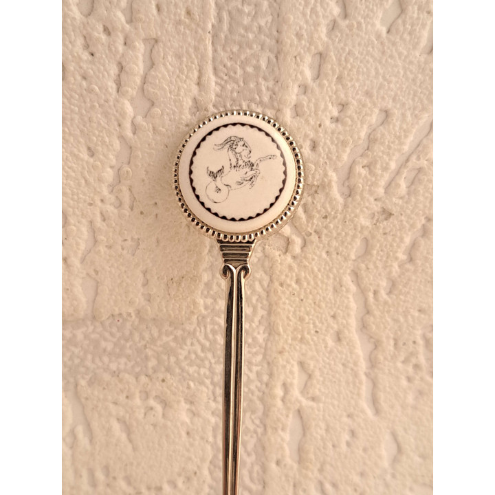 Metaal theelepeltje sterrenbeeld steenbok op porselein rondje - Verzamelobject