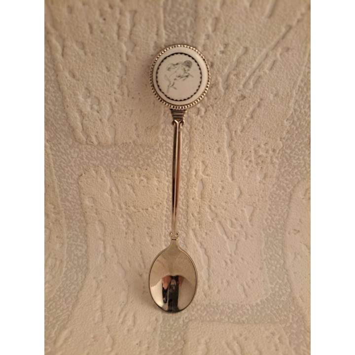 Metaal theelepeltje sterrenbeeld ram op porselein rondje - Verzamelobject