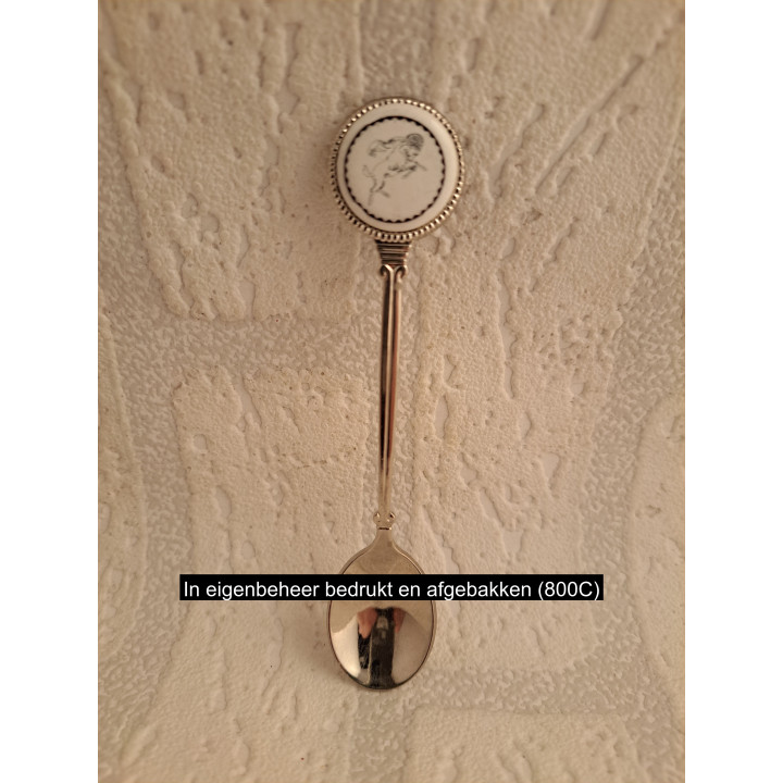 Metaal theelepeltje sterrenbeeld ram op porselein rondje