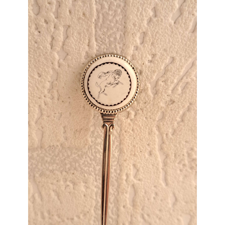 Metaal theelepeltje sterrenbeeld ram op porselein rondje - Verzamelobject