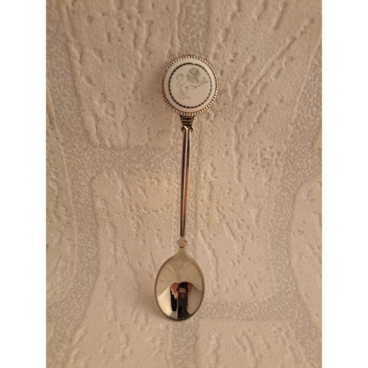 Metaal theelepeltje sterrenbeeld leeuw op porselein rondje - Verzamelobject