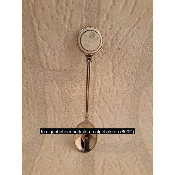 Metaal theelepeltje sterrenbeeld leeuw op porselein rondje