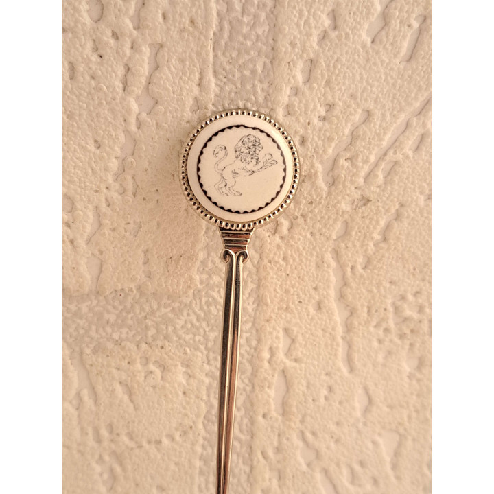 Metaal theelepeltje sterrenbeeld leeuw op porselein rondje - Verzamelobject