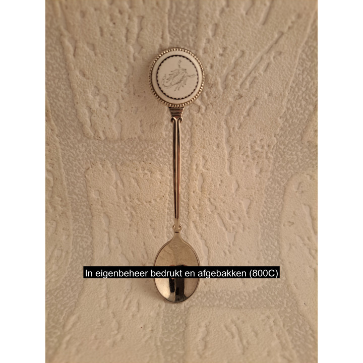 Metaal theelepeltje sterrenbeeld schorpioen op porselein rondje