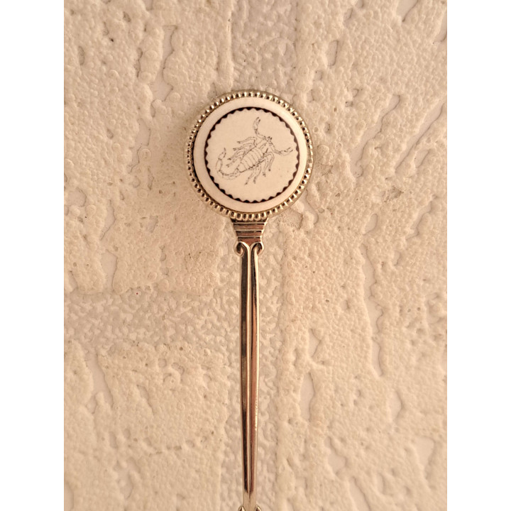 Metaal theelepeltje sterrenbeeld schorpioen op porselein rondje - Verzamelobject