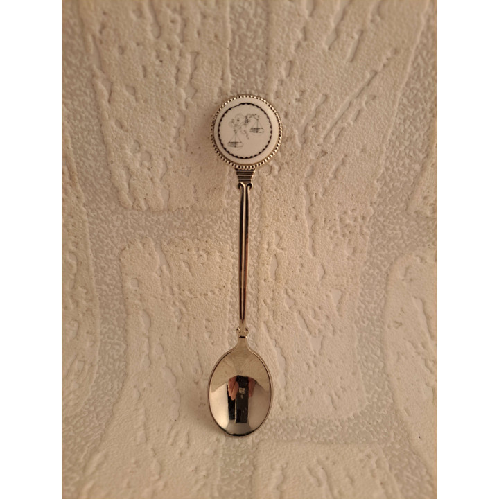 Metaal theelepeltje sterrenbeeld weegschaal op porselein rondje - Verzamelobject