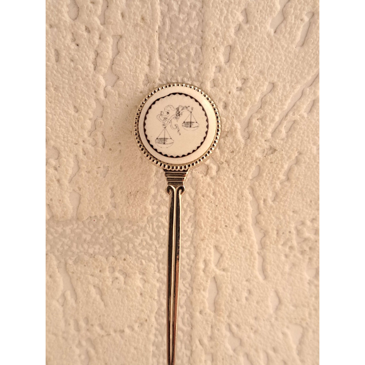 Metaal theelepeltje sterrenbeeld weegschaal op porselein rondje - Verzamelobject