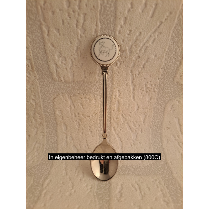 Metaal theelepeltje sterrenbeeld stier op porselein rondje