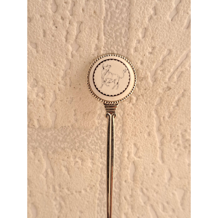 Metaal theelepeltje sterrenbeeld stier op porselein rondje - Verzamelobject