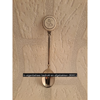 Metaal theelepeltje sterrenbeeld waterman op porselein rondje