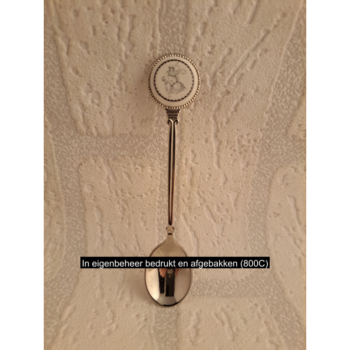 Metaal theelepeltje sterrenbeeld waterman op porselein rondje