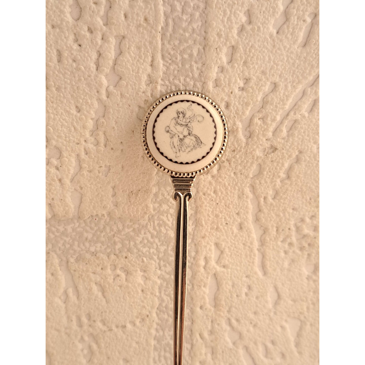 Metaal theelepeltje sterrenbeeld waterman op porselein rondje - Verzamelobject