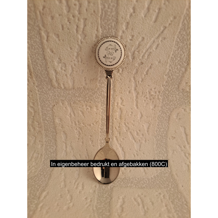 Metaal theelepeltje sterrenbeeld vissen op porselein rondje