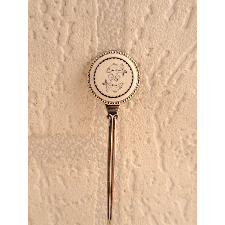 Metaal theelepeltje sterrenbeeld vissen op porselein rondje - Verzamelobject