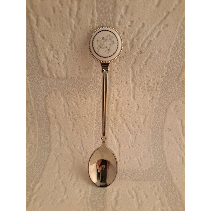 Metaal theelepeltje sterrenbeeld boogschutter op porselein rondje - Verzamelobject