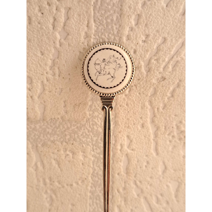 Metaal theelepeltje sterrenbeeld boogschutter op porselein rondje - Verzamelobject