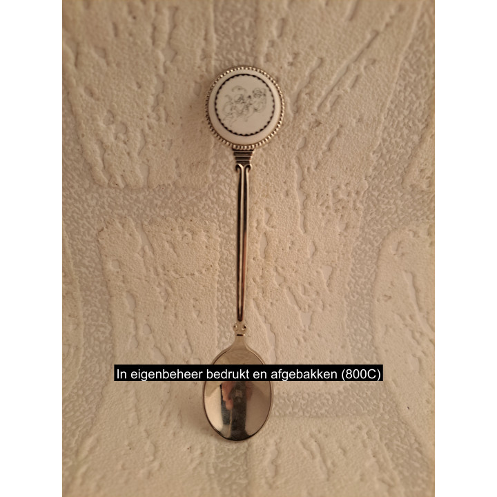 Metaal theelepeltje sterrenbeeld tweelingen op porselein rondje