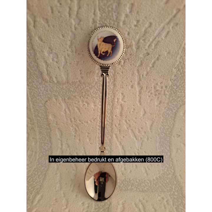 Metaal theelepeltje sterrenbeeld stier in kleur op porselein rondje