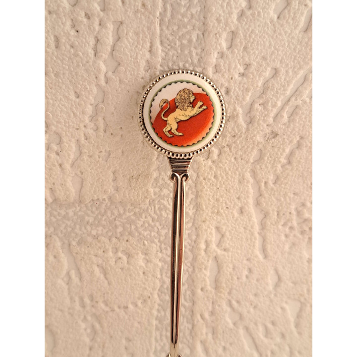 Metaal theelepeltje sterrenbeeld leeuw in kleur op porselein rondje - Verzamelobject