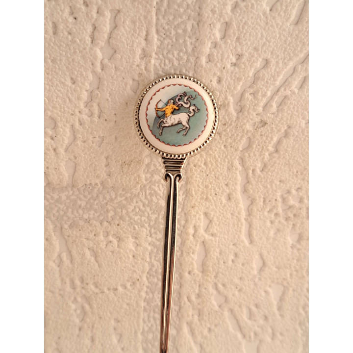 Metaal theelepeltje sterrenbeeld boogschutter in kleur op porselein rondje - Verzamelobject