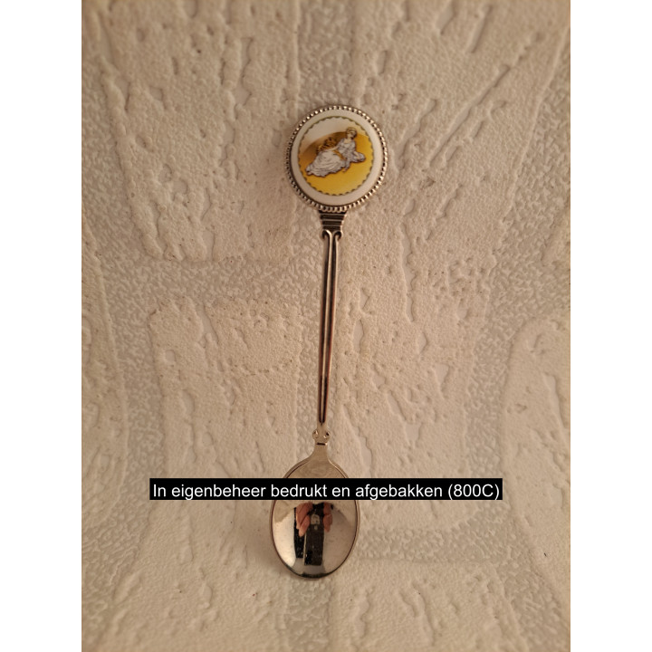 Metaal theelepeltje sterrenbeeld maagd in kleur op porselein rondje