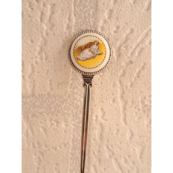 Metaal theelepeltje sterrenbeeld maagd in kleur op porselein rondje - Verzamelobject