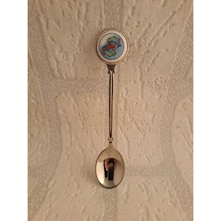 Metaal theelepeltje sterrenbeeld vissen in kleur op porselein rondje - Verzamelobject