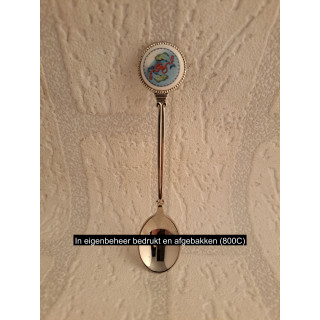 Metaal theelepeltje sterrenbeeld vissen in kleur op porselein rondje