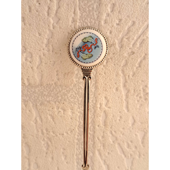 Metaal theelepeltje sterrenbeeld vissen in kleur op porselein rondje - Verzamelobject