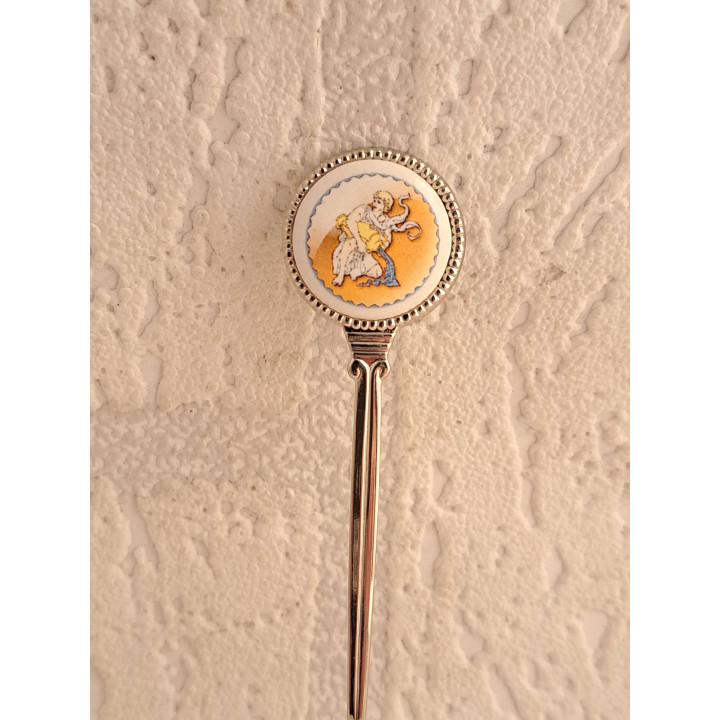 Metaal theelepeltje sterrenbeeld waterman in kleur op porselein rondje - Verzamelobject