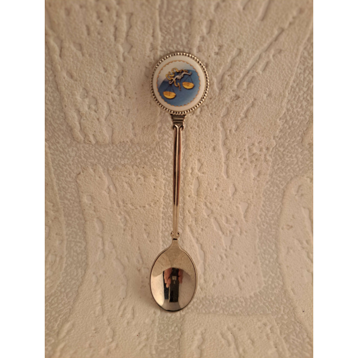 Metaal theelepeltje sterrenbeeld weegschaal in kleur op porselein rondje - Verzamelobject