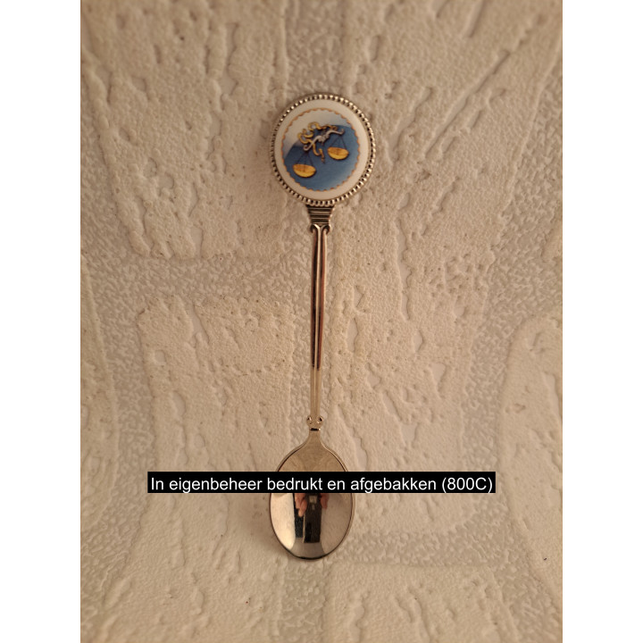 Metaal theelepeltje sterrenbeeld weegschaal in kleur op porselein rondje
